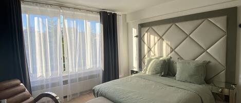2 makuuhuonetta, tallelokero huoneessa, silitysrauta/-lauta