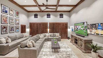 Televisión, chimenea y oficina