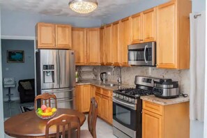 Réfrigérateur, micro-ondes, four, bouilloire électrique