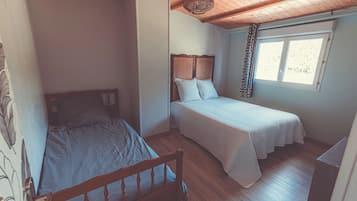 2 slaapkamers, een strijkplank/strijkijzer, reisbedje, beddengoed