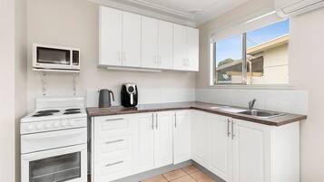 Kühlschrank, Herdplatte, Kochgeschirr/Geschirr/Besteck