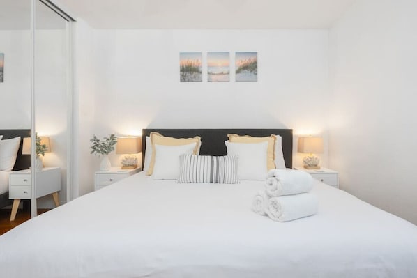 2 habitaciones, escritorio y tabla de planchar con plancha 