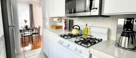 Frigorífic, microones, forn i placa de cuina