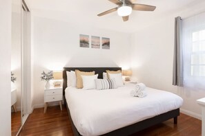 2 habitaciones, escritorio y tabla de planchar con plancha 