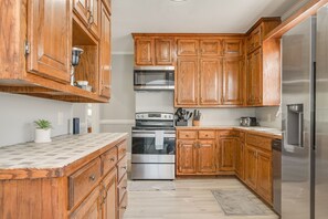 Jääkaappi, mikroaaltouuni, uuni, liesi