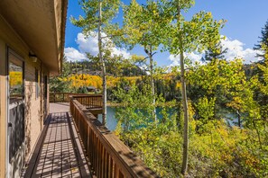 Terrace/patio - Cabin on Columbine Lake - Large deck - Hot Tub/Views - 1 mile to Purgatory (Durango)