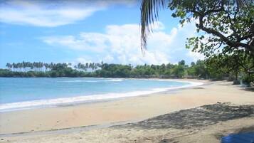 Una playa cerca, sillas reclinables de playa, toallas de playa
