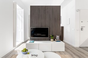 Studio, Balcony | Living area | 32-inch TV with cable channels