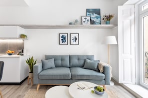 Studio, Balcony | Living area | 32-inch TV with cable channels