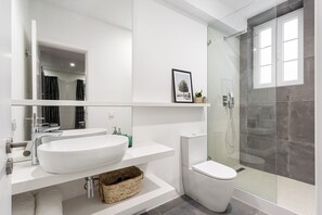 Studio | Bathroom | Shower, rainfall showerhead, hair dryer, towels - Studios Terra & Mar (Lisbon)