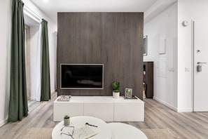 Studio | Living area | 32-inch TV with cable channels - Studios Terra & Mar (Lisbon)