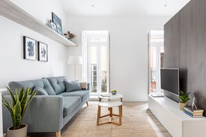 Studio, Balcony | Living area | 32-inch TV with cable channels - Studios Terra & Mar (Lisbon)