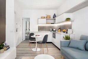 Studio, Balkon | Eigene Küche | Kühlschrank, Mikrowelle, Herdplatte, Wasserkocher mit Kaffee-/Teezubehör