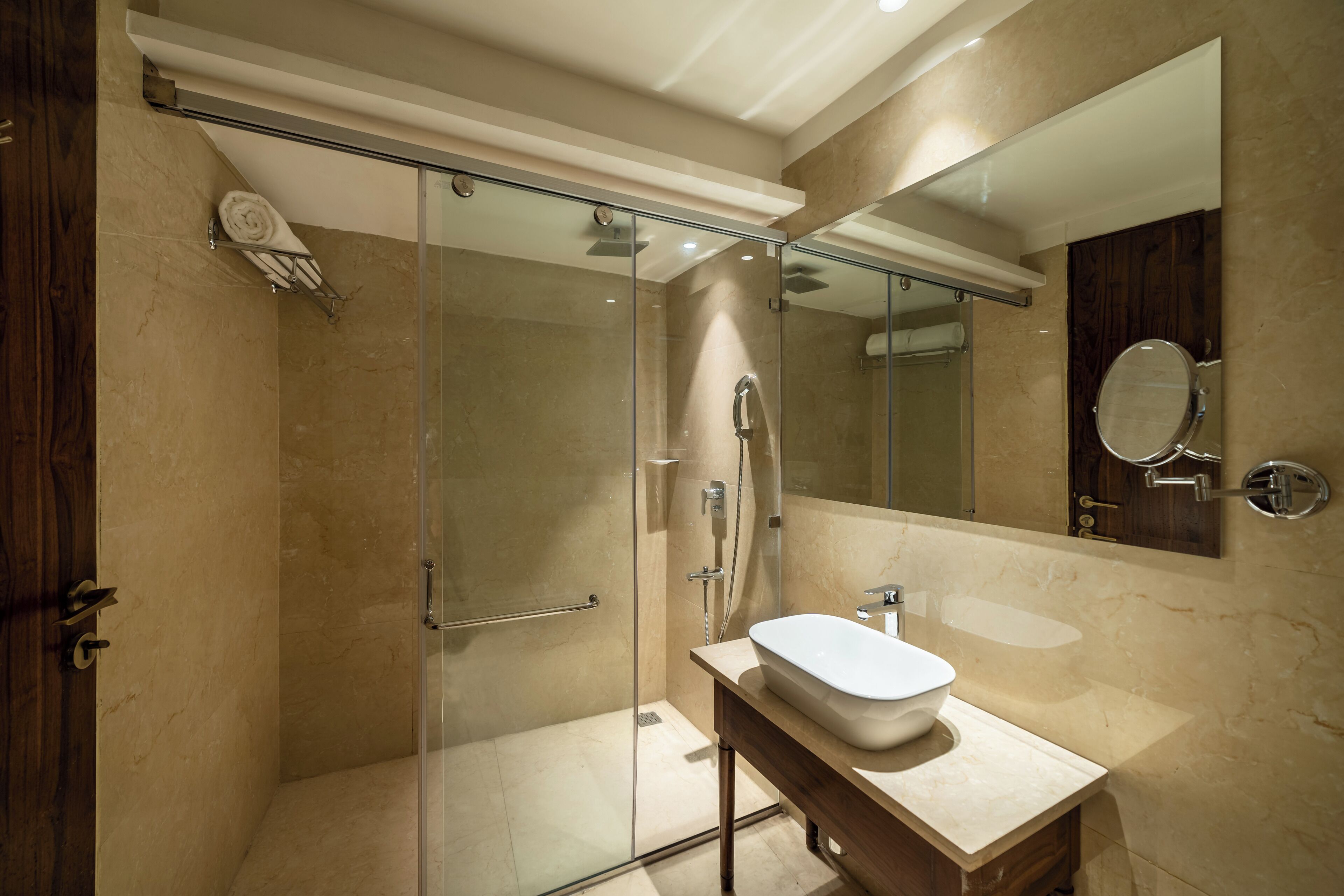 Suite Junior | Salle de bain | Douche, douche à « effet pluie », articles de toilette de luxe