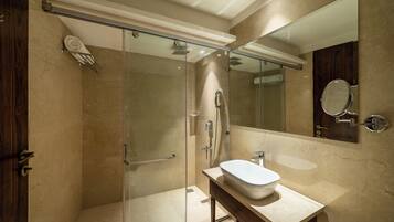 Suite Junior | Salle de bain | Douche, douche à « effet pluie », articles de toilette de luxe