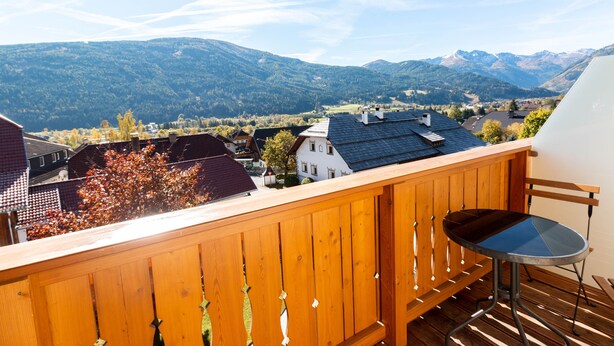 Un balcone con vista sulle montagne e sulle case.