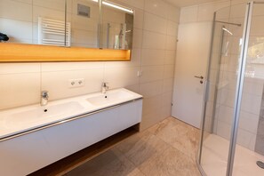 Regadera, secadora de cabello, papel de baño 