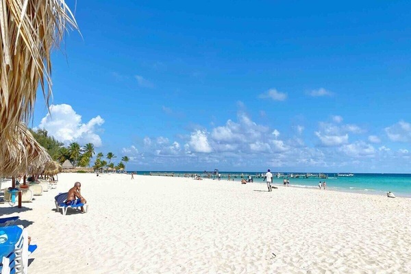 Espreguiçadeiras, toalhas de praia