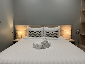 1 bedroom, WiFi - Location makes travel easy! (Tambon U Thong)