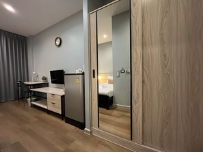 1 bedroom, WiFi - Location makes travel easy! (Tambon U Thong)