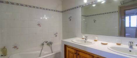 Badekar, boblebadekar, hårtørrer, håndklæder