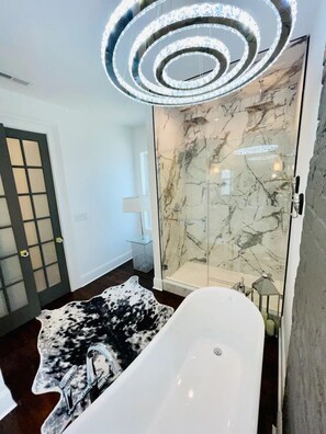 Badewanne, Handtücher, Toilettenpapier