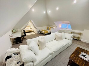 Smart TV - Kentucky Dream! 4BR, 3BA, 2Car-G/Covered Backyard Stage, 1-Mile from Rupp! (Lexington)