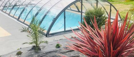 Een buitenzwembad en een verwarmd zwembad