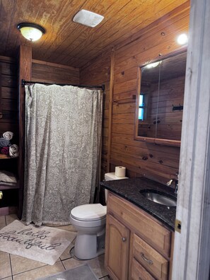 Regadera, toallas, papel de baño 