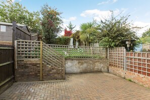Garden - Entire 3 Bed House - Affordable Group Accommodation - Free Parking & Wifi (Luton)