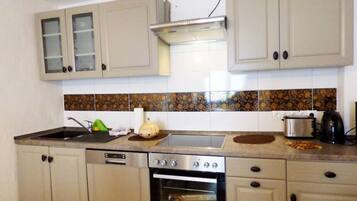 Kühlschrank, Mikrowelle, Herdplatte, Geschirrspüler