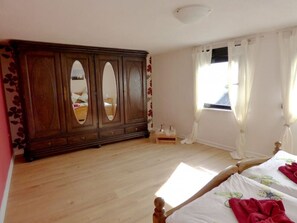 3 bedrooms, desk, iron/ironing board, WiFi