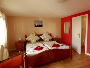 3 habitaciones, escritorio, tabla de planchar con plancha y wifi 