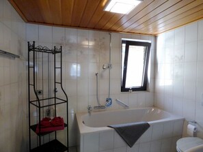 Ensemble douche/baignoire, sèche-cheveux