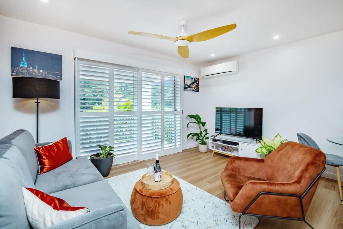 Top Floor In Burleigh: Pool Parking Walk To Beach - 黃金海岸