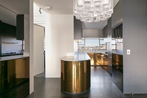 Fridge, microwave, oven, stovetop - Luxury 1 Bedroom Apt with Harbour Views & Parking (Sydney)