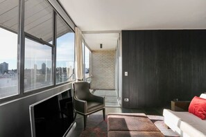 TV, offices - Luxury 1 Bedroom Apt with Harbour Views & Parking (Sydney)