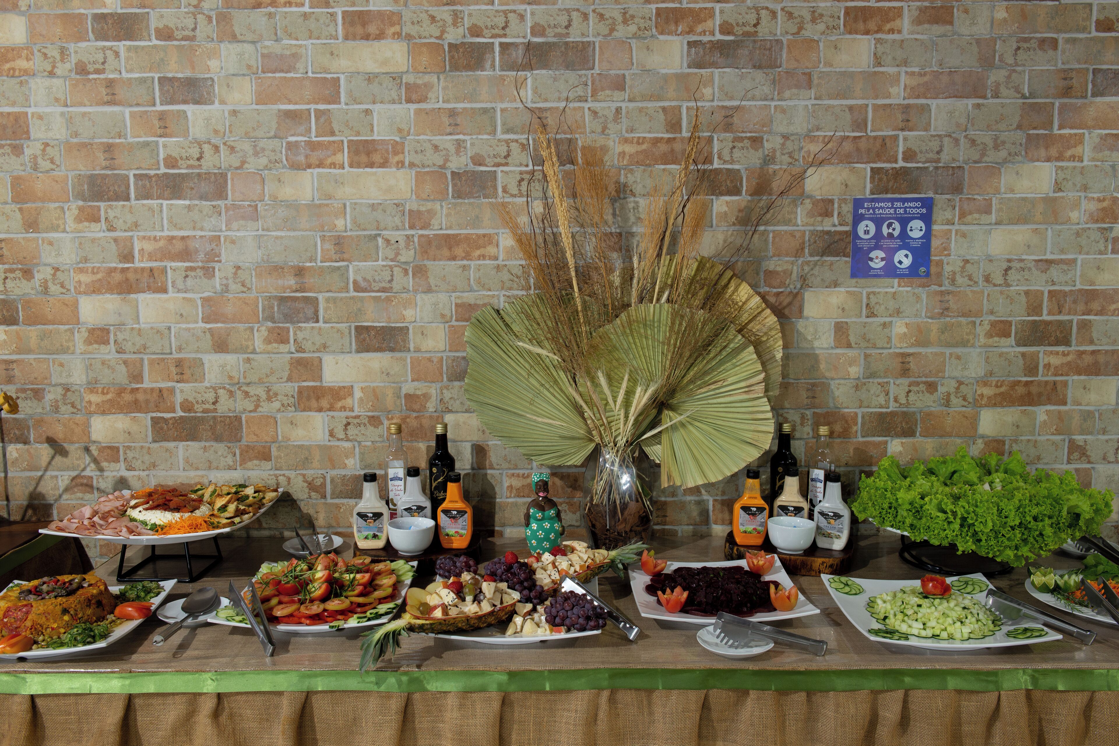Une table de buffet proposant divers plats et boissons.