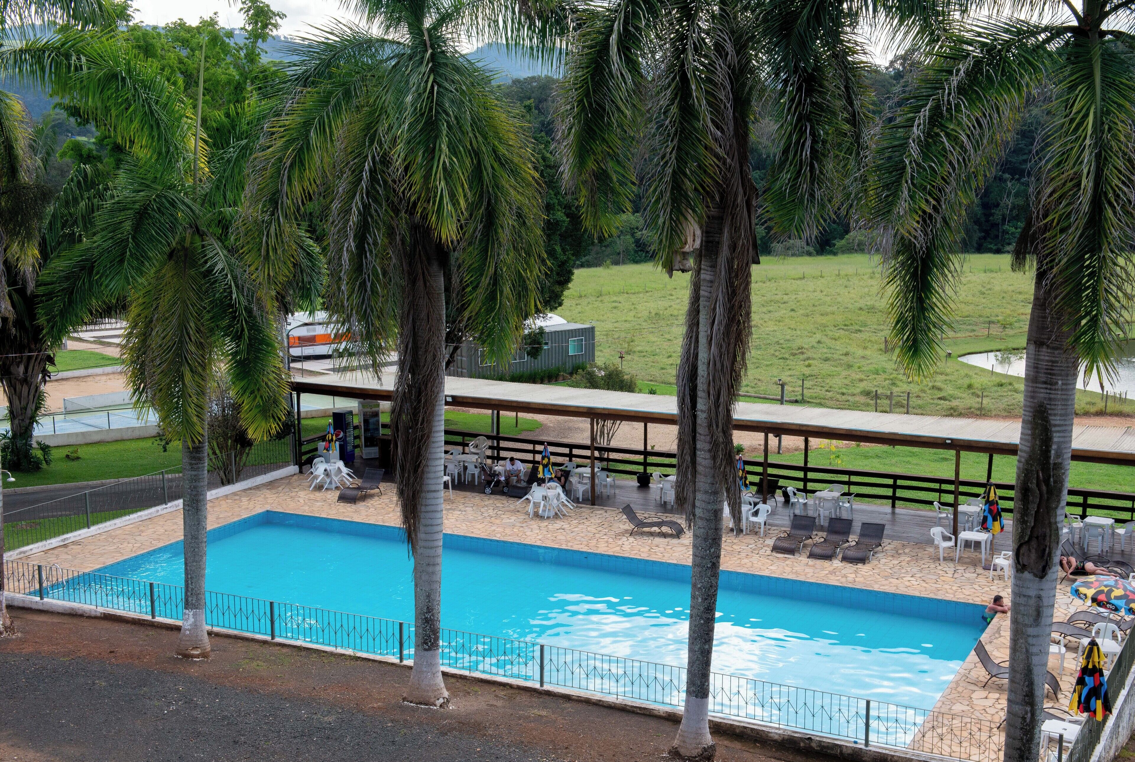 2 piscinas externas, espreguiçadeiras