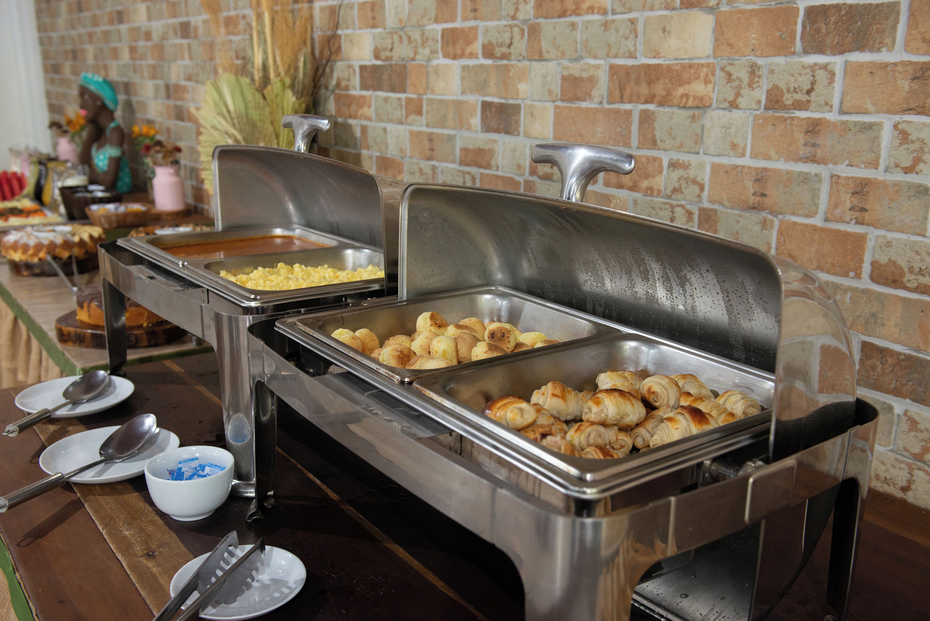 Un buffet proposant une variété de plats et d’ustensiles de service.