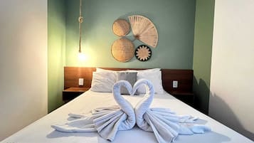 Frigobar, escrivaninha, espaço de trabalho para notebook