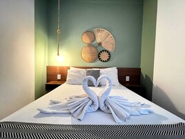 Frigobar, escrivaninha, espaço de trabalho para notebook