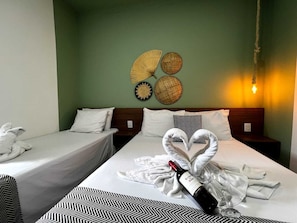 Minibar, escritorio, espacio para trabajar con laptop y wifi gratis