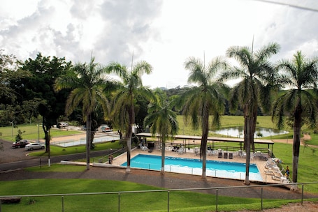 2 piscinas al aire libre, sillones reclinables de piscina