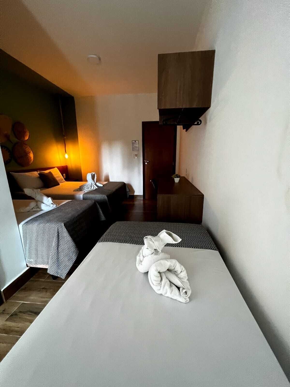 Quarto Quadruplo com Varanda | Minibar, desk, laptop workspace, free WiFi