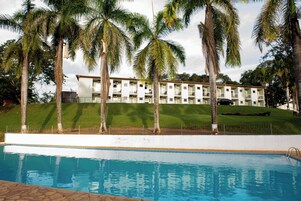 2 piscinas al aire libre, sillones reclinables de piscina