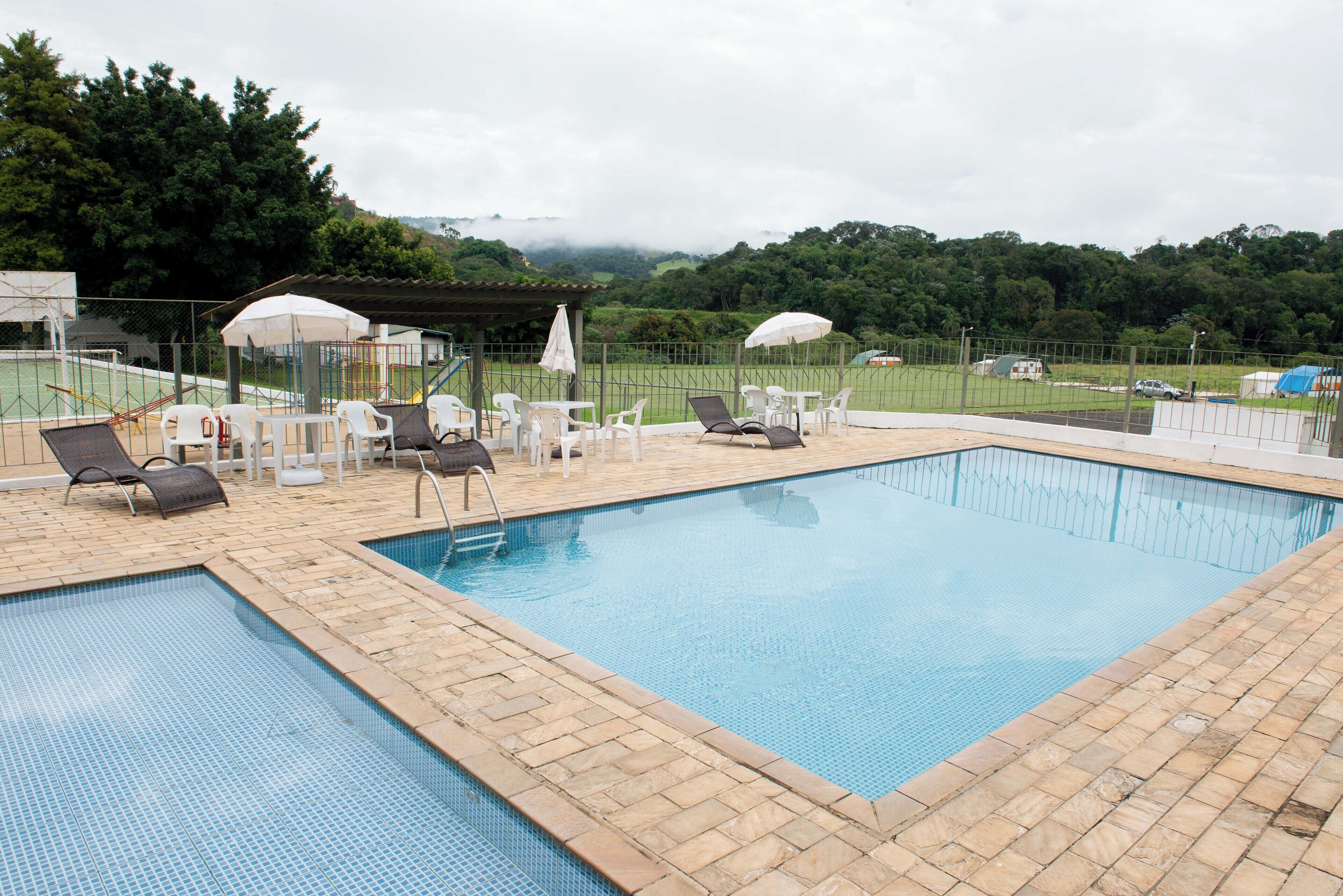 2 개의 야외 수영장, 일광욕 의자