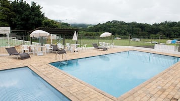 2 utendørsbassenger og solsenger