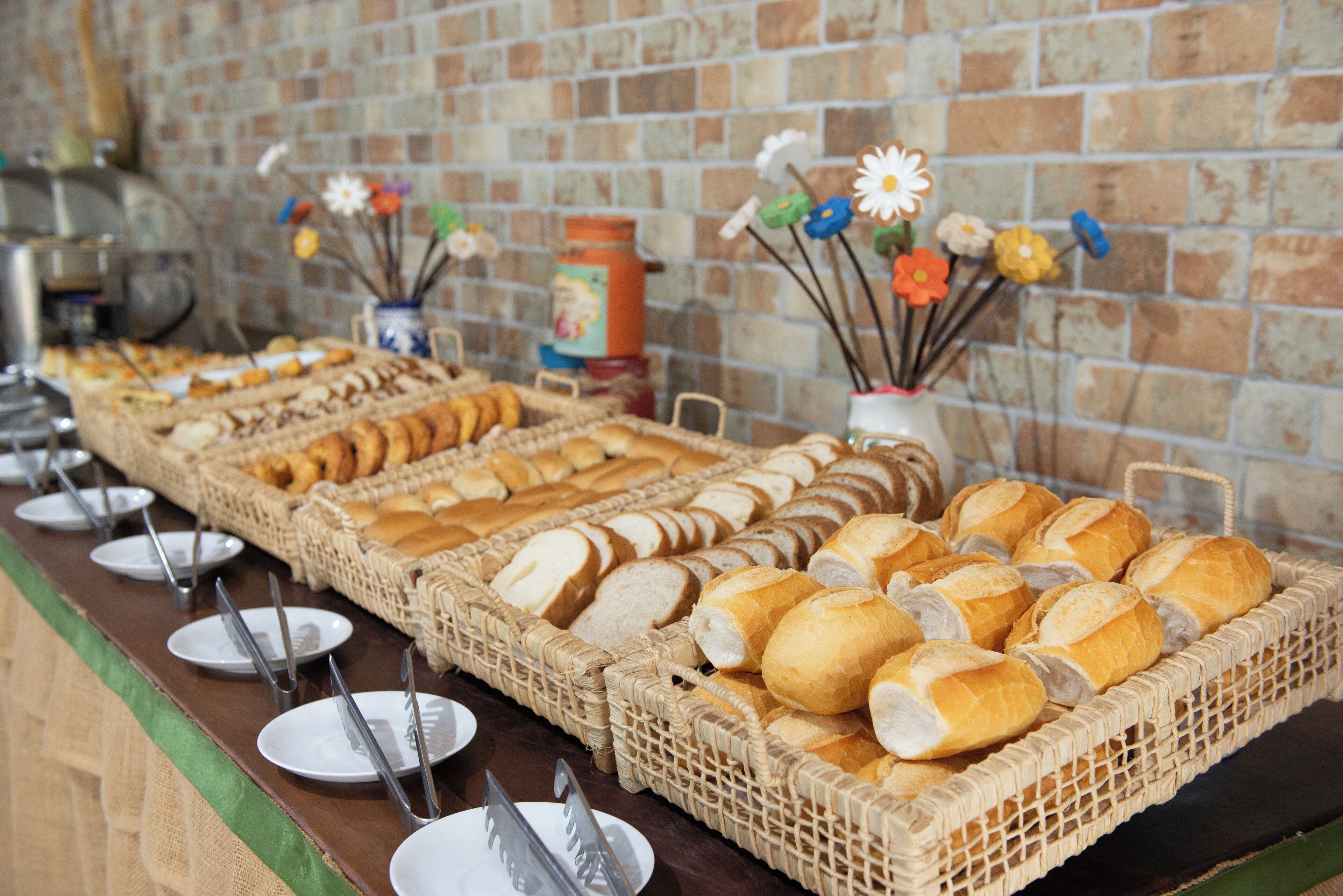 Café da manhã com buffet grátis todos os dias