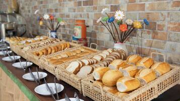 Café da manhã com buffet grátis todos os dias